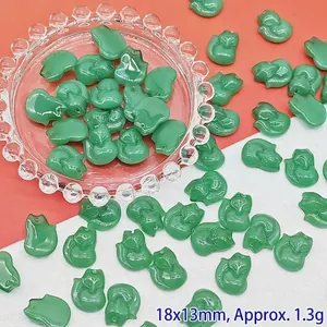 Detailansicht der grünen Glas-Fuchshänger für DIY-Schmuckherstellung, 18x13mm Größe
