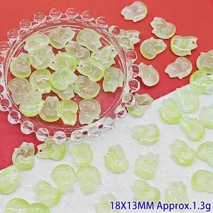Detailansicht von 18x13mm großen Glasanhängern in Fuchsform für DIY-Schmuckherstellung