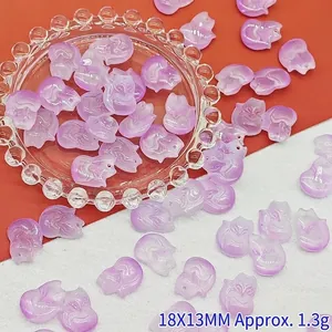 Detailansicht von violetten Fuchs-Glasanhängern für DIY-Schmuck mit Größenangaben.