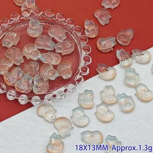 Nahaufnahme von 18x13mm Mini-Glaskobolden aus Glas für DIY-Schmuckherstellung