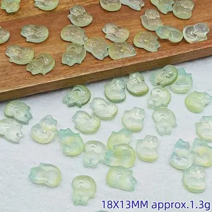Detailansicht der halbtransparenten kleinen Fuchs-Glasanhänger für DIY-Schmuckzubehör