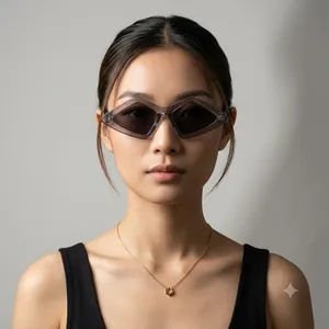 Mannequin asiatique portant des lunettes de soleil œil-de-chat rétro grises