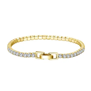 Détail d'un bracelet tennis en argent s925 doré avec une rangée de zircons clairs