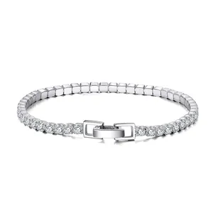 Bracelet tennis élégant en argent s925 avec une rangée de zircons étincelants.