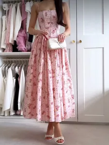 Vue détaillée d'une robe maxi rose à fleurs de style français avec taille haute ajustée