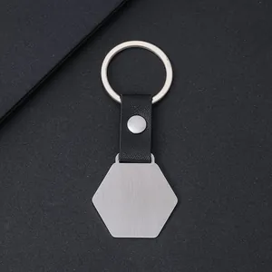 Primer plano de una placa metálica hexagonal y hebilla de cuero para grabado láser.