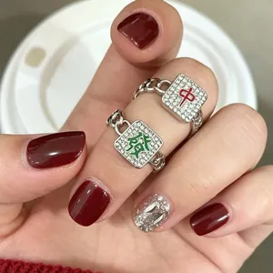 Λεπτομέρεια από ασημένια δαχτυλίδια Mahjong με σύμβολα τύχης και ευημερίας με στρας