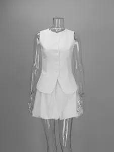 Détail d'un ensemble deux pièces gilet blanc sans manches et jupe bulle