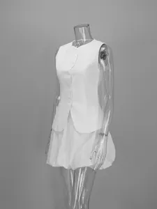 Vue latérale détaillée d'un ensemble gilet blanc et jupe boule sur un mannequin transparent