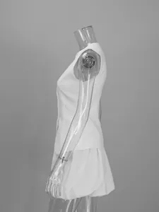 Vue latérale d'un ensemble gilet blanc et mini-jupe boule sur mannequin transparent