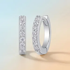 Elegante S925 zilveren oorringen met fonkelende moissaniet stenen voor modieuze dames.
