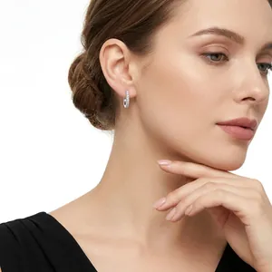 Elegante S925 sterling zilveren moissanite oorringen voor dames gedragen door een model