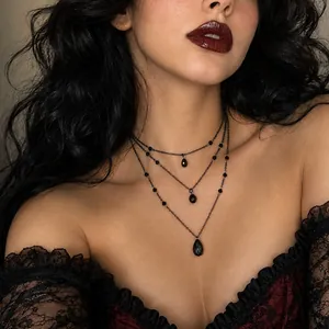 Elegante collar choker gótico vintage negro de varias capas con colgantes de gota en modelo.