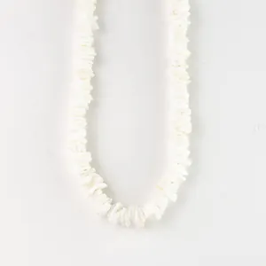 Natürliche, unregelmäßige weiße Muschelperlenkette, handgefertigt im Boho-Beach-Stil