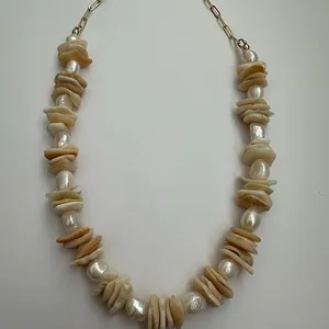 Handgefertigte Strandhalskette mit unregelmäßigen Muschelstücken und Naturperlen