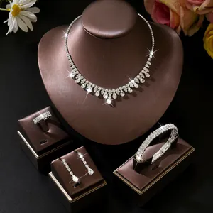 Elegante zilverkleurige bruidssieradenset met fonkelende witte stenen voor bruiloften