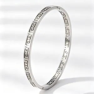 Eleganter Armreif aus Titanstahl mit hohlem Great Wall Muster in Silber