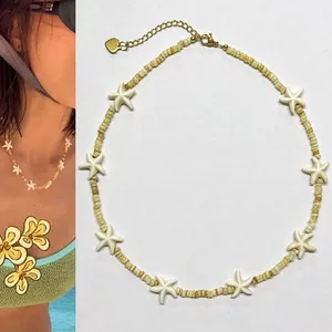 Détail du collier de perles avec étoiles de mer et chaîne d'extension dorée