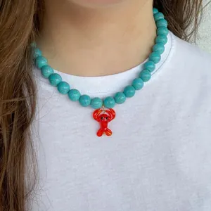 Collier perles turquoise fait main avec un pendentif homard en verre rouge vif très élégant.