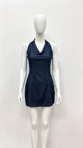 Vue détaillée d'une mini-robe en jean dos nu bleu marine élégante présentée sur un mannequin.