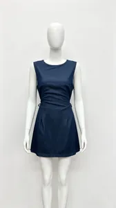 Vue de face robe courte sans manches bleu marine sur mannequin avec coupe moulante