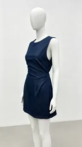 Profil latéral d'une mini-robe bodycon sans manches bleu foncé sur un mannequin blanc