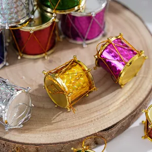 Gros plan détaillé de mini tambours de Noël holographiques sur un socle en bois rustique