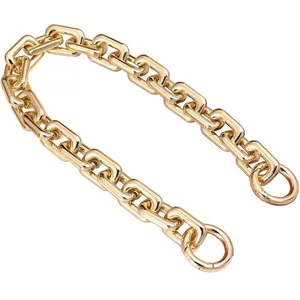 Detail eines klobigen goldfarbenen Taschenkette mit Ringverschlüssen für DIY-Handtaschen