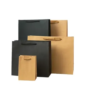 Dettaglio di varie dimensioni di sacchetti regalo in carta nera e kraft con manici robusti