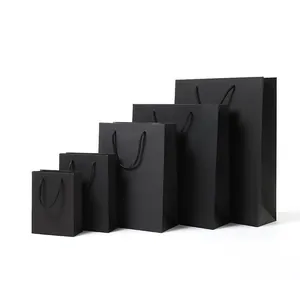 Vista dettagliata di varie dimensioni di sacchetti regalo neri opachi con manici.