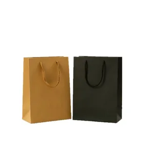 Borse regalo minimaliste in carta kraft marrone e nero opaco con manici resistenti