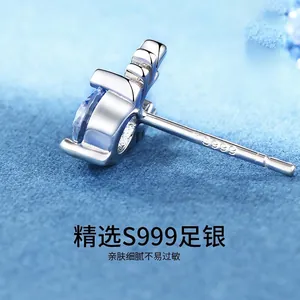 Elegante orecchino a lobo in argento S999 con corna di renna su velluto blu