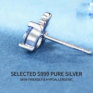 Élégante boucle d'oreille renne en argent S999 gros plan sur velours bleu foncé