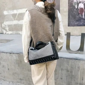Elegante borsa a mano da donna stile biker con borchie, finitura opaca e tracolla