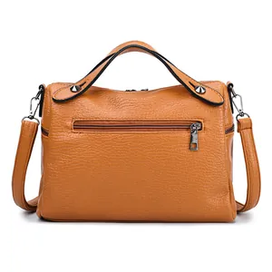 Borsa a mano vintage in ecopelle marrone con dettagli in borchie e tracolla rimovibile