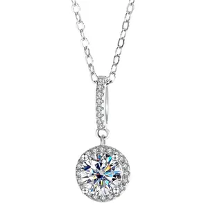 Elegante collana in argento 925 con ciondolo moissanite rotonda da 1 carato brillante