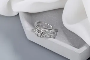Gros plan d'une bague tournante double couche avec oxydes de zirconium argentés