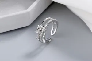 Plan macro d'une bague d'anxiété en argent avec perles rotatives et oxydes de zirconium.