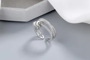 Vue détaillée de la bague d'anxiété à double couche en argent et zircons rotatifs