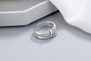 Gros plan d'une bague anti-stress en argent S925 avec perles en zircon