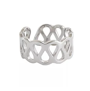 Détail macro d'une bague ouverte en argent sterling 925 avec motif géométrique ajouré chic