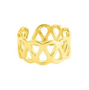 Détail montrant l'élégante texture en treillis doré sur cette bague ouverte ajustable