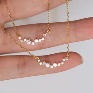 Dettaglio collana a sorriso in argento S925 placcato oro con zirconi brillanti