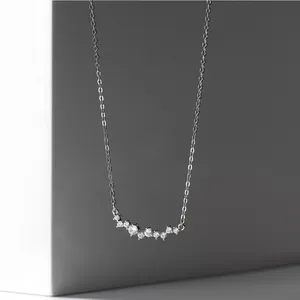 Primo piano della collana sorriso in argento S925 con zirconi lucenti