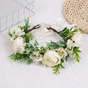 Vue détaillée d'une couronne de fleurs de pivoine blanche artificielle avec ruban