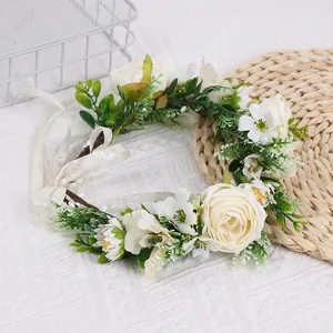 Gros plan d'une couronne de fleurs de pivoine blanche artificielle pour mariée