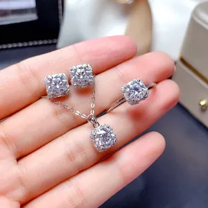Vista detallada del conjunto de joyas de moissanita de lujo con diseño de halo