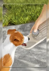 Distributore di bottiglie d'acqua portatile per cani con vista dettagliata della ciotola