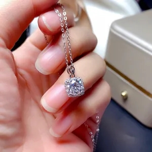 Primer plano de un collar con colgante de moissanita de 2 quilates con cadena de plata