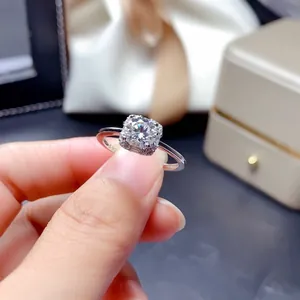 Detalle macro de un anillo de moissanita de 2 quilates de corte cuadrado en plata